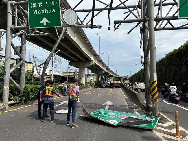 聯結車載物超高 撞壞號誌、堆高機墜落幸未傷人 | 華視新聞