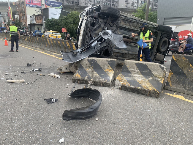 新北汐止轎車自撞分隔島翻覆 酒駕男逃逸遭送辦 | 華視新聞