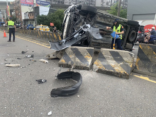 新北汐止轎車自撞分隔島翻覆 酒駕男逃逸遭送辦
