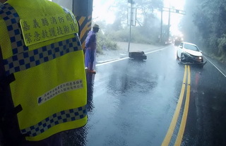 巨石橫躺阿里山公路 自小客閃避不及車毀人傷