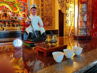 高雄保安堂供奉陣亡日艦長逾1甲子 81歲兒含淚認親