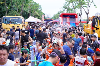 台中太平88潑水節封路同樂  親子潑水狂歡