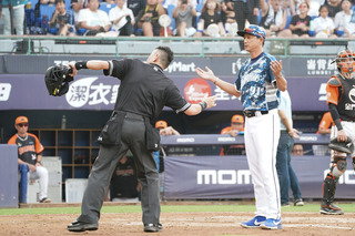 悍將因妨礙守備2分消失  丘昌榮抗議被趕出場