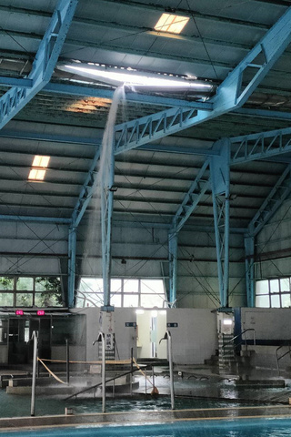 台南清晨一陣大雨 歸仁游泳池屋頂破洞漏水