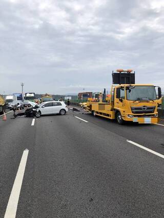 疑自動駕駛未注意前方狀況 追撞工程車4人就醫