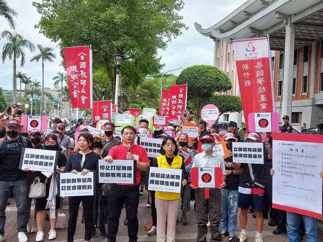 拒義民中學違法解聘師 逾百名師生家長北上陳情 | 華視新聞