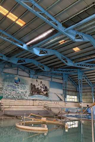 台南歸仁游泳池屋頂漏雨像瀑布 市府搶修並通盤檢討