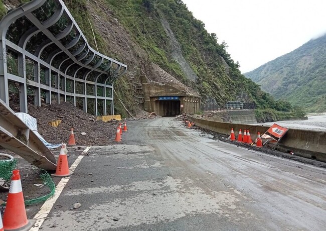 南橫公路梅蘭明隧道開放通行  機具進駐警戒 | 華視新聞