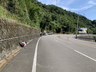苗栗獅潭台3線重機疑過彎不慎自摔 騎士送醫不治