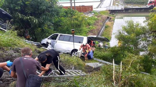 國1西螺段聯結車擦撞 廂型車載8人翻落邊坡 | 華視新聞