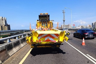 國1五楊高架林口段緩撞車遭撞 車流一度回堵3公里