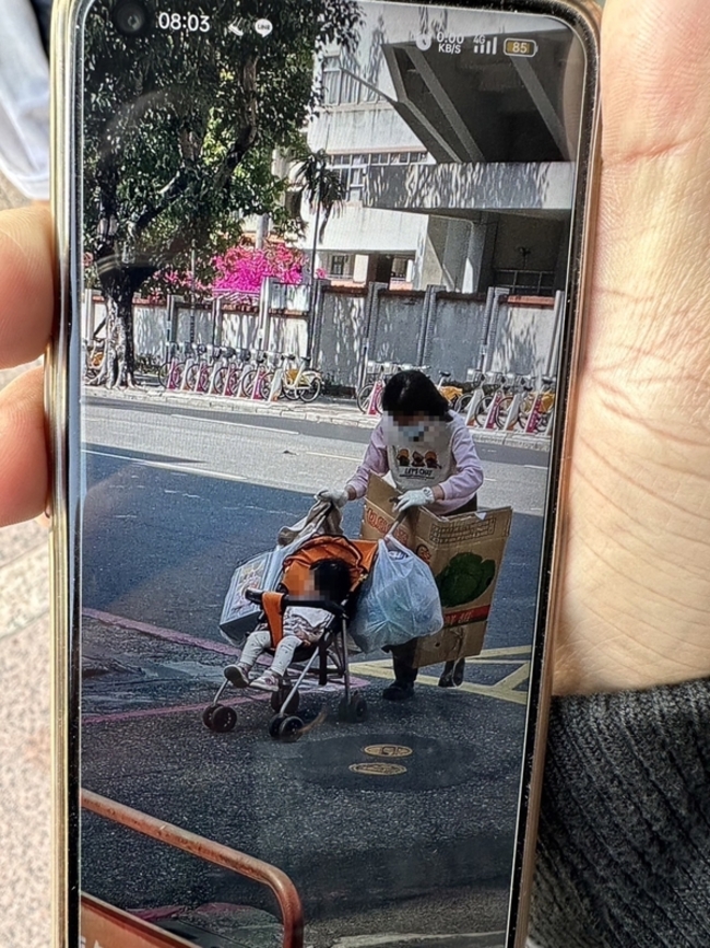 高雄保母遭控帶女童假散步真撿回收  社會局調查 | 華視新聞