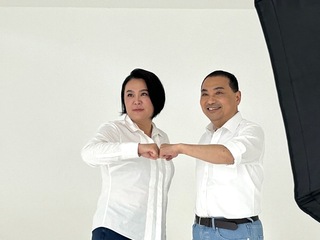 與小雞拍宣傳照  侯友宜、陳玉珍比捍衛金門姿勢