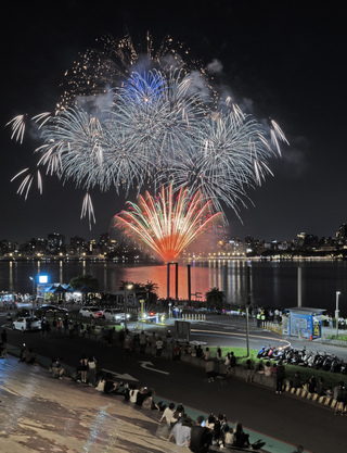 大稻埕6分鐘煙火湧5.5萬人次 30分鐘散場完畢