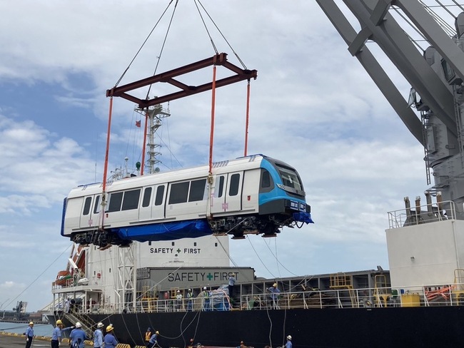 捷運三鶯線首列車抵台  造型外觀搶先看 | 華視新聞