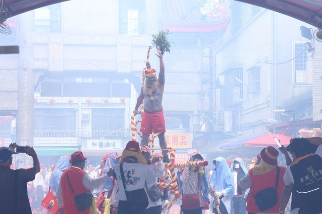 嘉市城隍廟夜巡  澎湖武轎踩街、台東炮炸寒單助陣 | 華視新聞