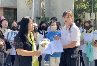 校友齊聚校門反對新竹女中改隸 校長收下連署書