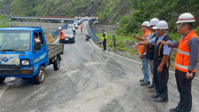 南橫明霸克露橋河床便道通車  半小時78輛車通過 | 華視新聞