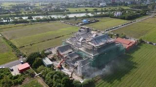 宜蘭冬山慈濟祖宮大違建 縣府出動怪手強制拆除