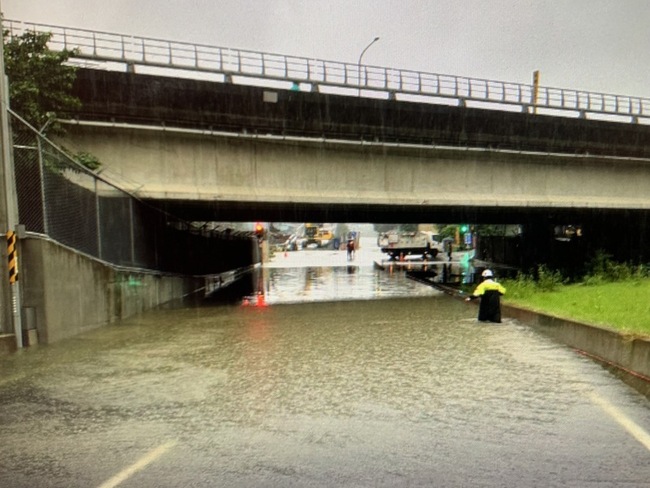 豪雨襲新北  板橋板城路一度淹水達大腿 | 華視新聞