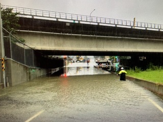 豪雨襲新北  板橋板城路一度淹水達大腿