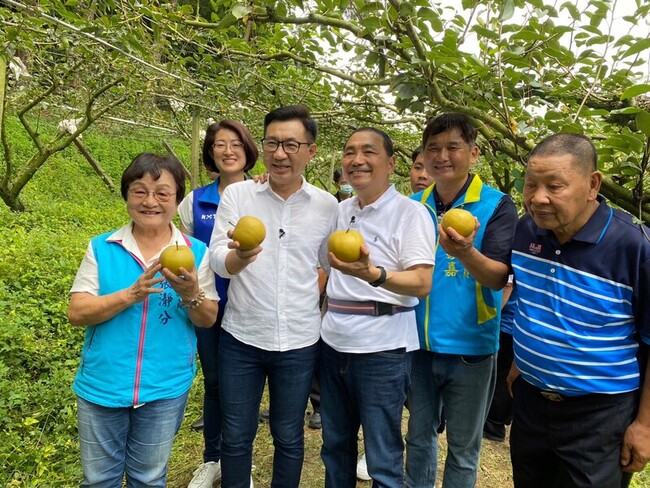 侯友宜台中跑透透  市場拜票果園採梨參拜媽祖 | 華視新聞