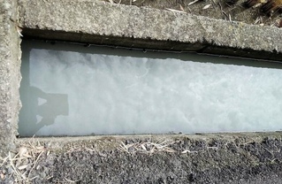 不肖業者偷倒廢油污染翁厝圳  竹縣府開罰189萬