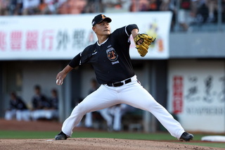 潘威倫投3局失5分 成獅隊史最年長出賽先發投手