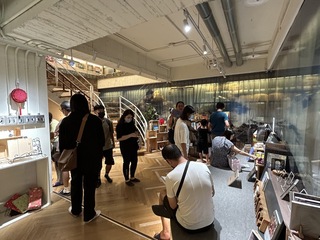 羅布森書蟲房熄燈 二手書拍賣吸引粉絲最後巡禮