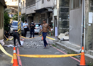 竹北金寶大樓外牆水泥塊剝落  警方拉封鎖線