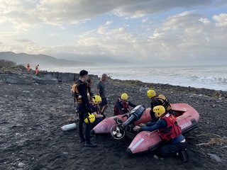 屏東漁民捕魚不慎遭浪沖走  海巡警消搜救中