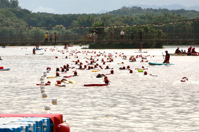 台南首辦泳渡活動 800人體驗虎頭埤水域 | 華視新聞