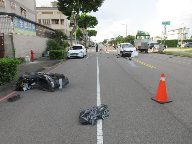 中市機車騎士撞車噴飛  撞資源回收車送醫不治 | 華視新聞