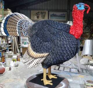 中元普度 嘉義城隍廟「嘉喻火雞」塑像拜好兄弟