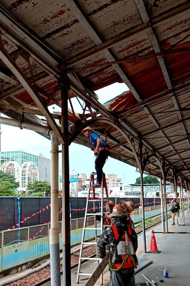 台南火車站地下化工程吊車吊臂斷裂 吊勾砸月台雨棚 | 華視新聞
