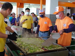 嘉義區漁會剖蚵競賽促銷牡蠣 成功吸引遊客搶購