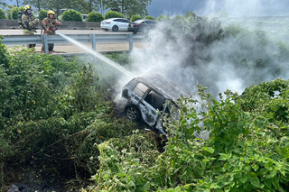 台南國1接國8匝道自小客衝邊坡起火 3人自行脫困