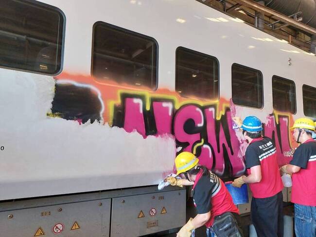 台鐵EMU3000塗鴉清除  車輛恢復使用 | 華視新聞