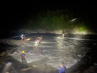 花蓮2獵人山區迷途受困壽豐溪 警消架繩索助脫困
