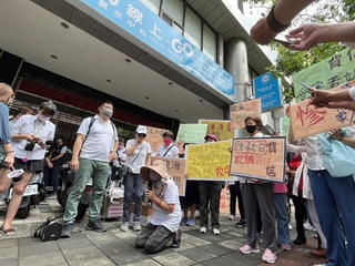 五互集團總裁現身爆衝突 受害者下跪求公道