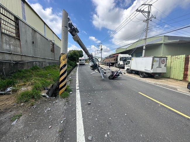 新北林口貨車扯斷電線桿  女機車騎士險遭砸 | 華視新聞