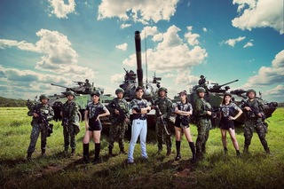 與樂天女孩拍宣傳照 裝甲兵展硬漢風格秀肌肉