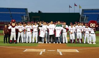 藍寅倫回前東家一句話就哽咽 王溢正跟著泛淚