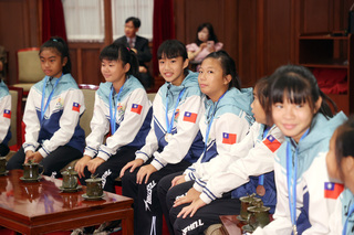 總統：政府要協助足球運動發展 成為最好體育外交