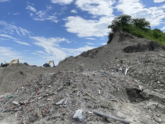 花蓮某砂石場占用國有地 移除過程挖出大量廢棄物 | 華視新聞