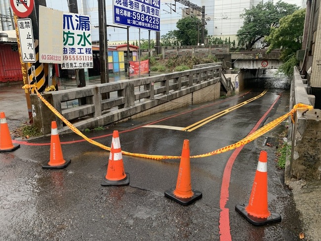 降雨影響  竹縣新豐鄉大同地下道積水暫時封閉 | 華視新聞