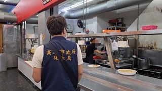 便當吃到最後一口竟是髒鐵片 高市府稽查店家缺失