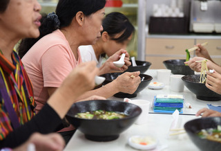 台中里長攜手店家做公益 免費牛肉麵供獨老貧幼