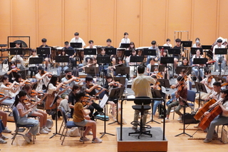 水藍首度獲邀指揮 老字號國台交青少年管弦樂營啟動