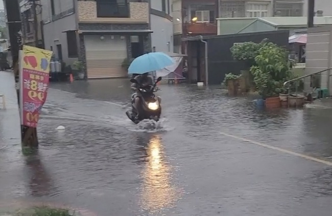 屏東大雨多處積水 周春米籲留意強降雨及雷擊 | 華視新聞